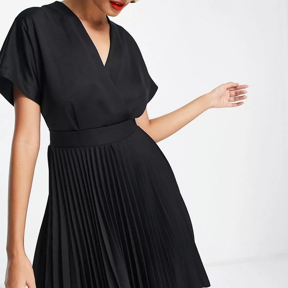 Closet London wrap front pleated midi skater dress in black ASOS - Picture 4 of 9